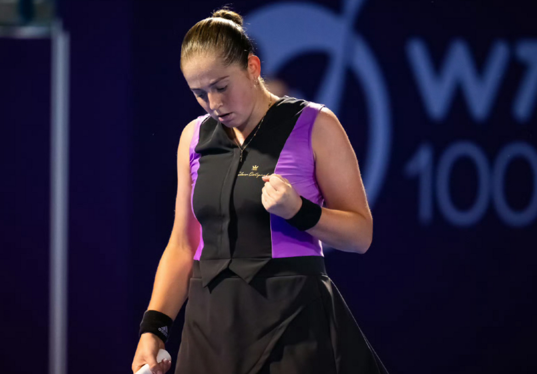 阿扎伦卡回归赛场，逆转首场状态亮眼，独行侠观众沸腾！的简单介绍